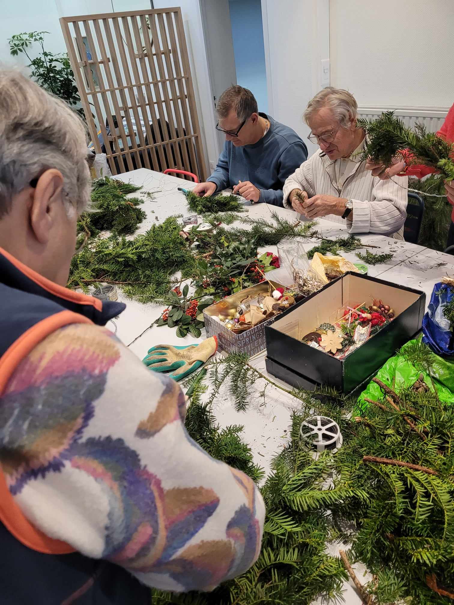 Atelier de fabrication de couronnes de Noël