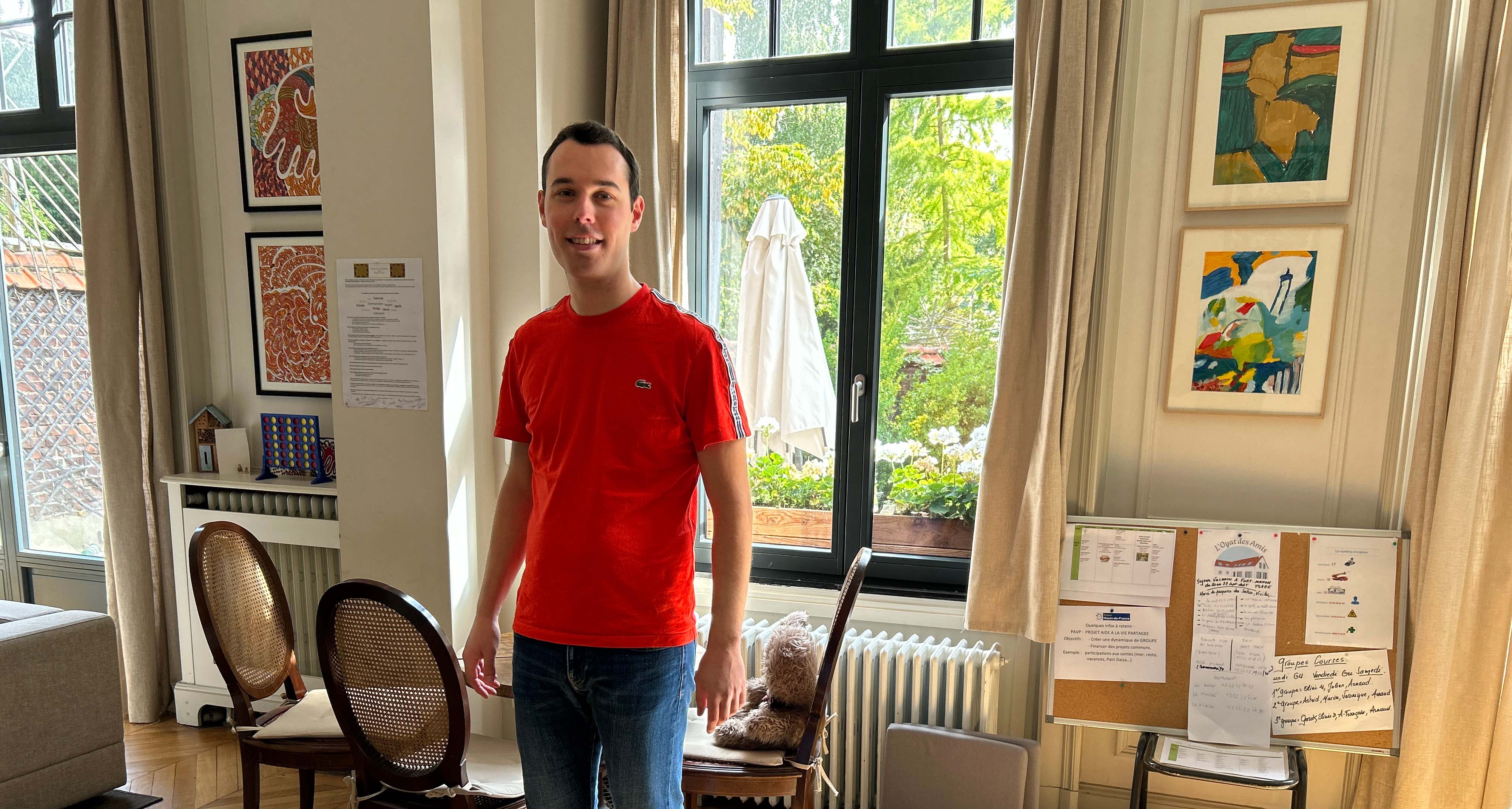 Julien, notre plus jeune résident dans le séjour de la Maison d'à Côté