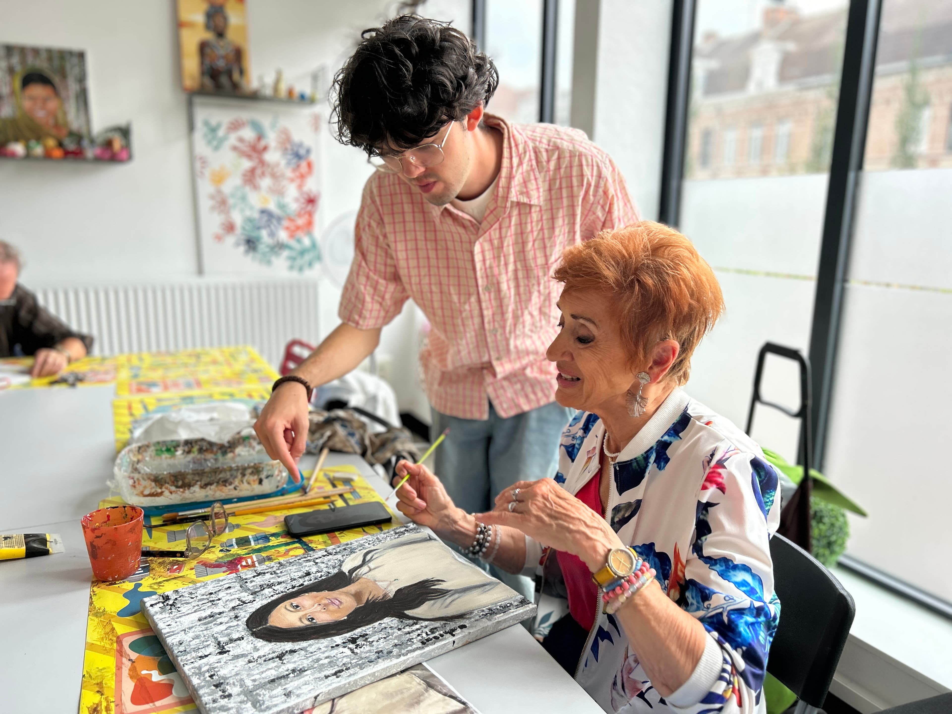 Transmission des techniques entre participant·es lors de l'atelier peinture